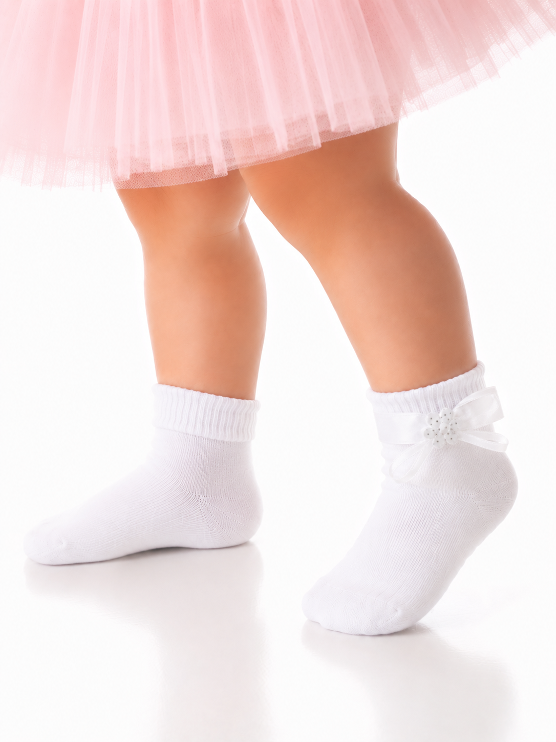 weiße Socken mit Schleifchen in Weiß für Babys und Kinder festlich für Taufe