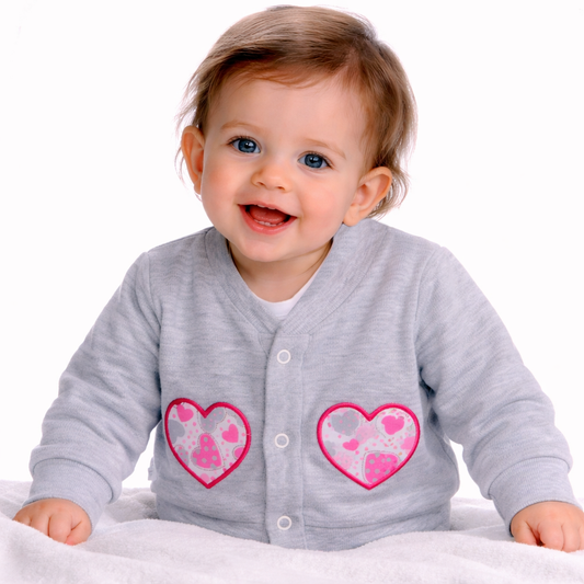 Baby Jacke Swetjacke in Grau mit Herzenmuster