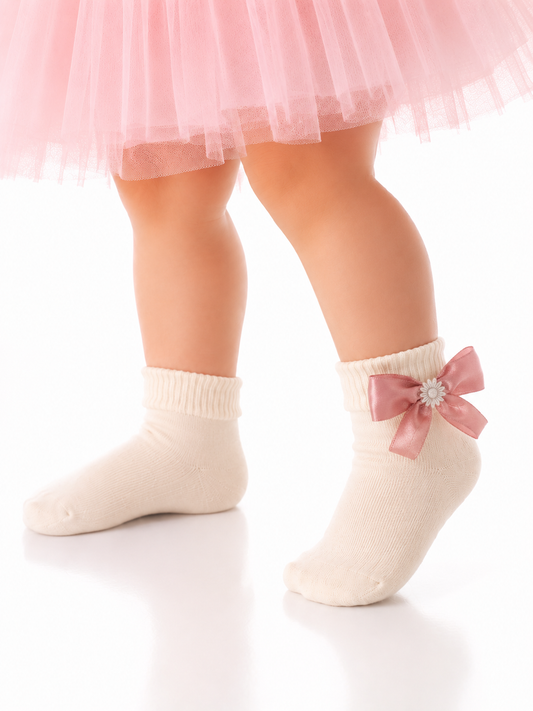 Socken mit Schleifen in Creme für Babys und Kinder festlich