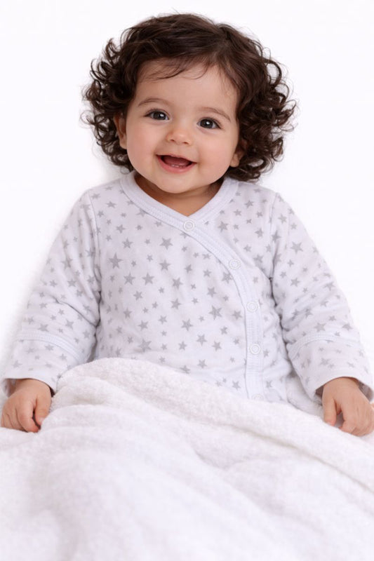 Baby Body Wickelbody mit Kratzschutz in Weiß mit Sternchen